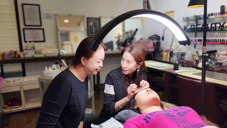 Eyelash extension and perm one-on-one course